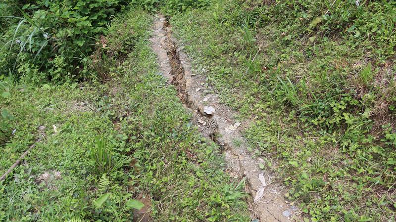 地面出現裂縫。