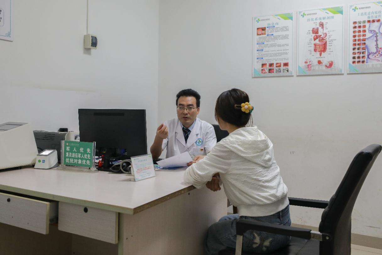 醫師黃曜勇在夜間門診坐診。