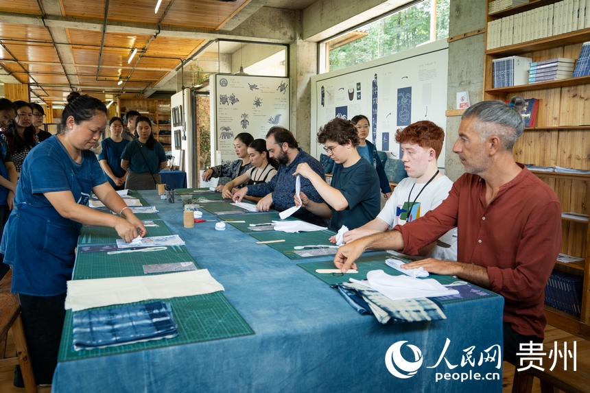 歐洲音樂人體驗貴州扎染技藝。人民網 陽茜攝