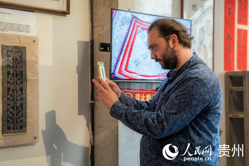 歐洲音樂人貴州行走進貴陽市觀山湖區翁貢村的“手上記憶博物館”。人民網 陽茜攝