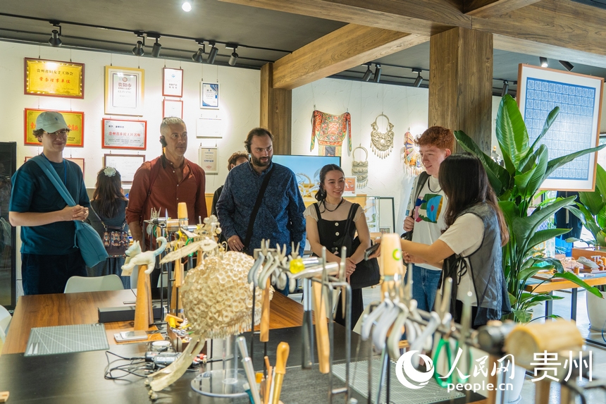 歐洲音樂人貴州行走進貴陽市觀山湖區翁貢村。人民網 陽茜攝