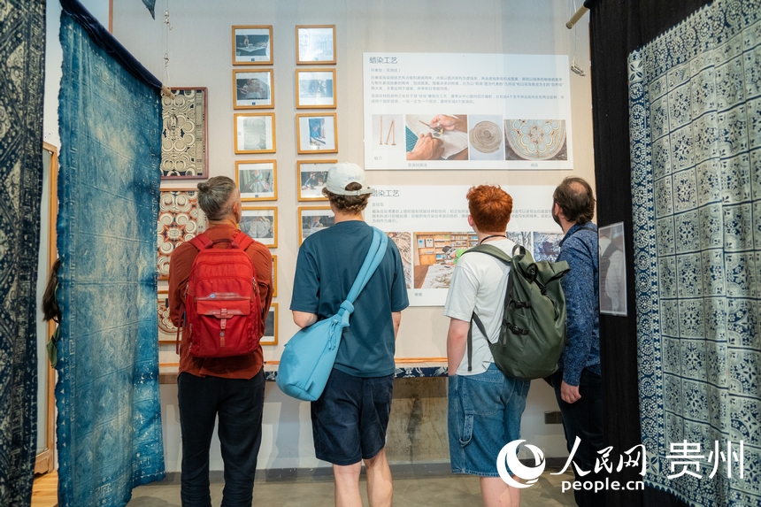 歐洲音樂人貴州行走進貴陽市觀山湖區翁貢村的手上記憶博物館。人民網 陽茜攝