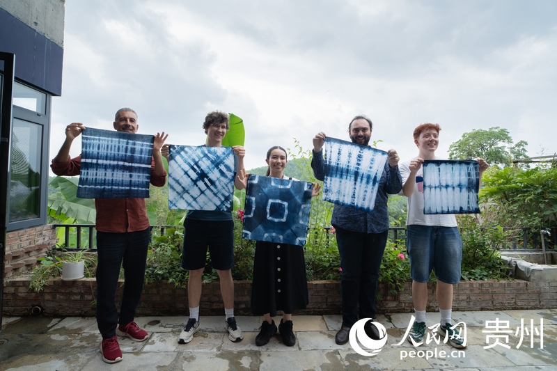 歐洲音樂家展示扎染作品。人民網 陽茜攝