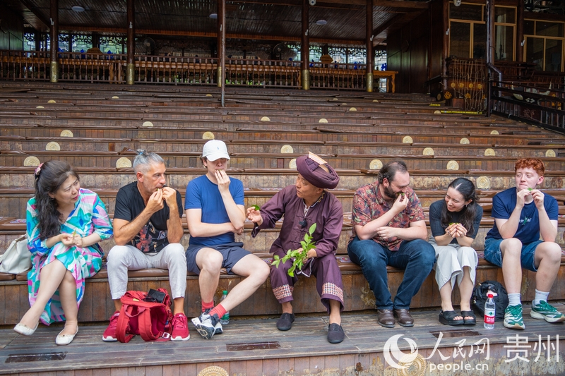 歐洲音樂人嘗試“木葉”這一苗族特色氣鳴樂器。人民網 陽茜攝.jpg