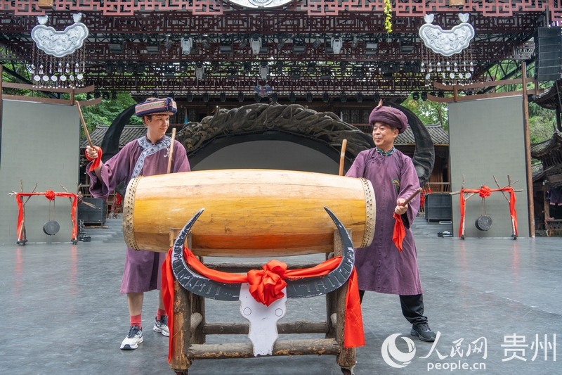 英國籍打擊樂手與貴州民間藝人用苗族木鼓合奏。人民網 陽茜攝.jpg