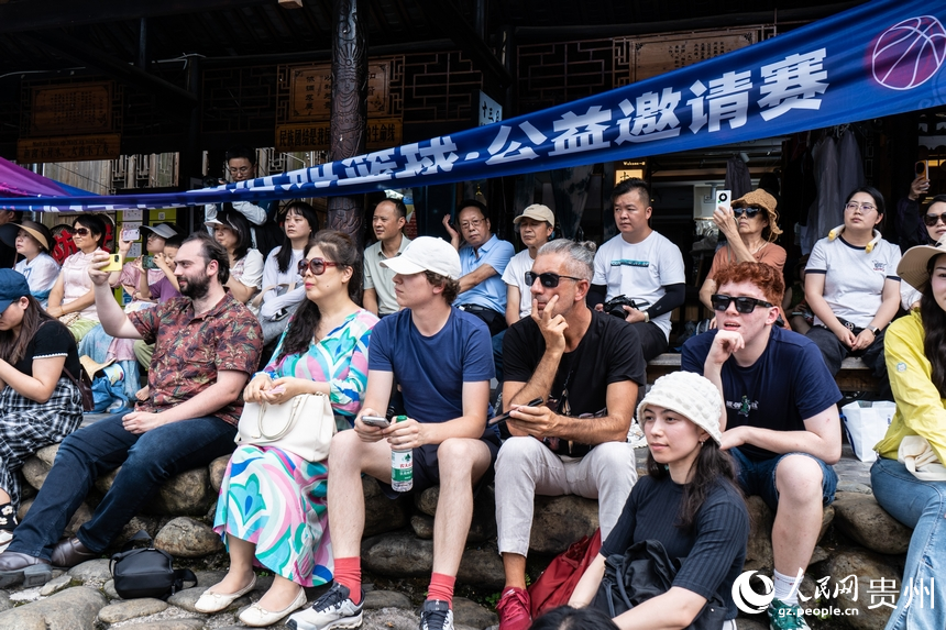 “山海無界，樂傳全球”歐洲音樂人貴州行走進西江千戶苗寨。人民網 陽茜攝