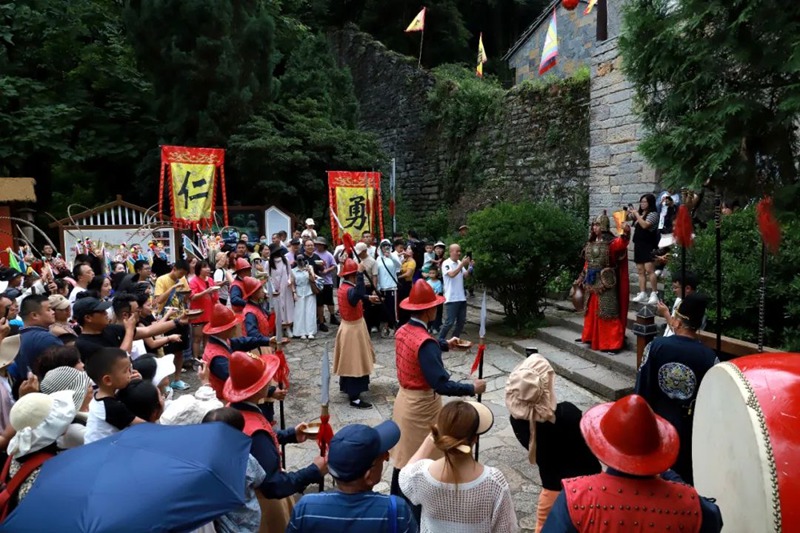 圖為安順原創《跟著九哥逛屯堡》沉浸式劇目演出現場。