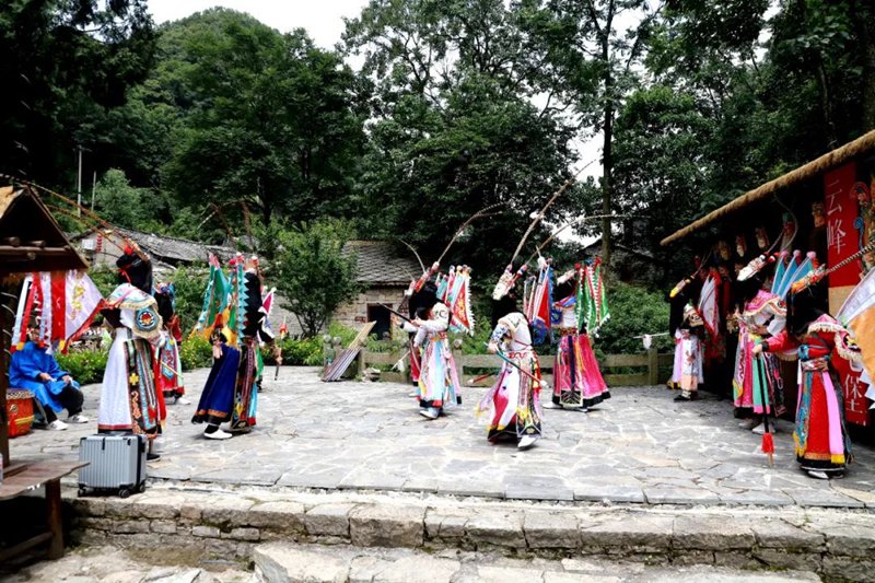 圖為安順原創《跟著九哥逛屯堡》沉浸式劇目演出現場。