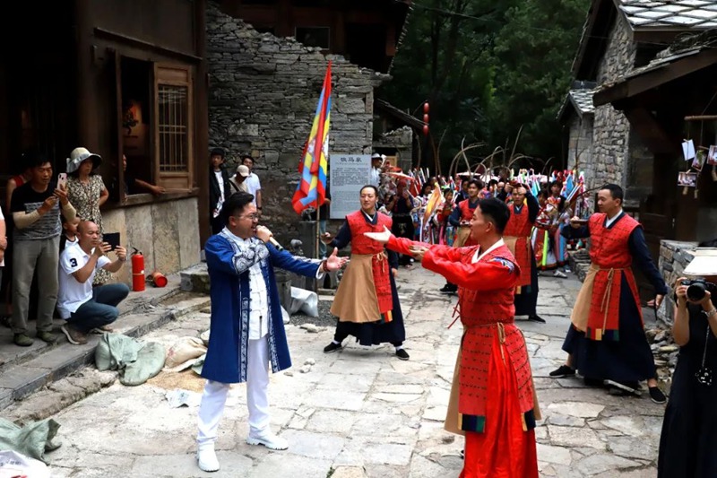 圖為安順原創《跟著九哥逛屯堡》沉浸式劇目演出現場。