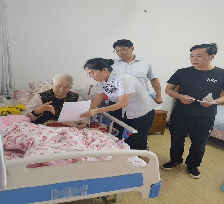 遵義農商銀行工作人員到醫院為生病老人辦理業務 。.jpg