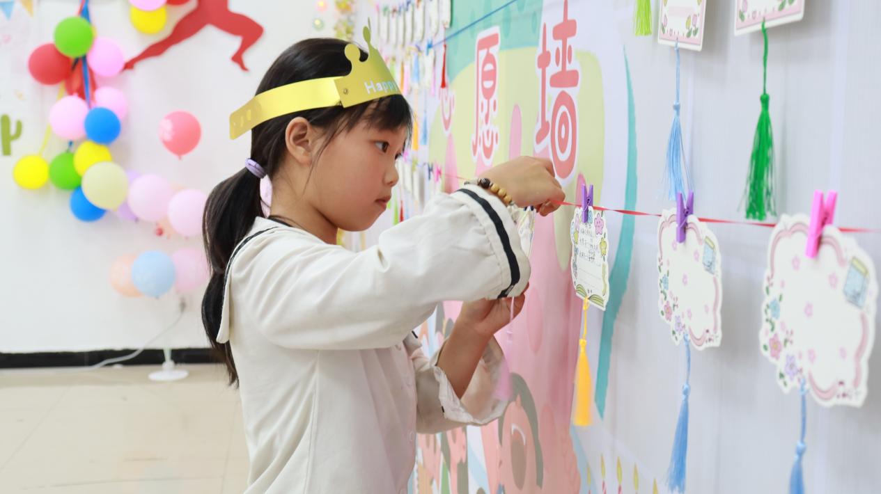 張貼心愿標簽。