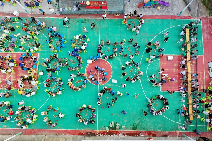 溝洞村村民一起吃團圓飯。姜澤光 攝.jpg