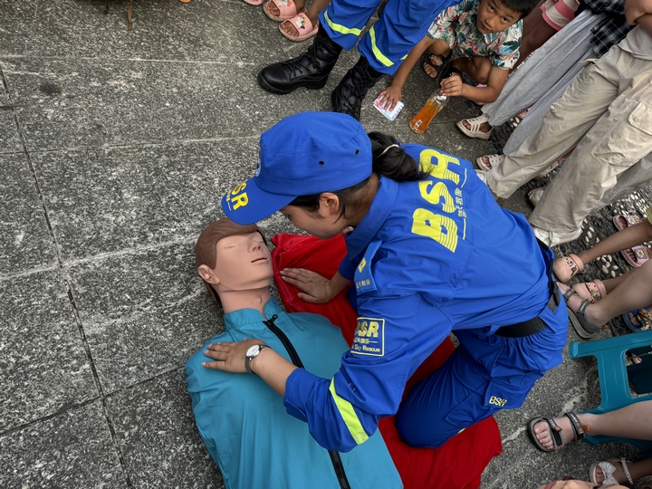 藍天救援隊現場演示。