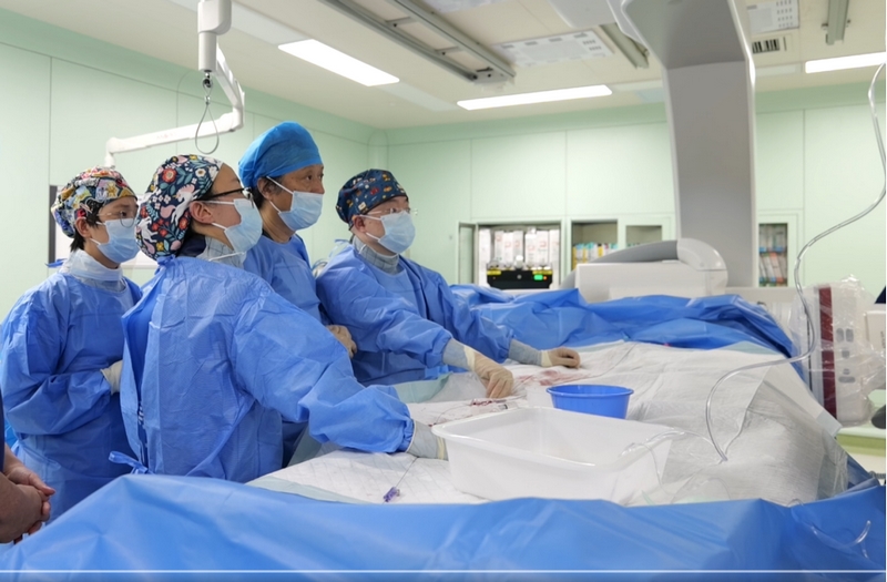 王凱帶領團隊為1.6早產兒成功實施動脈導管未閉封堵術。