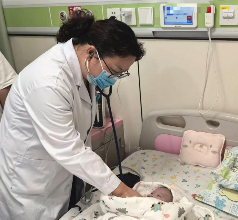 上海兒童醫學中心貴州醫院副院長汪希珂查看患兒病情。