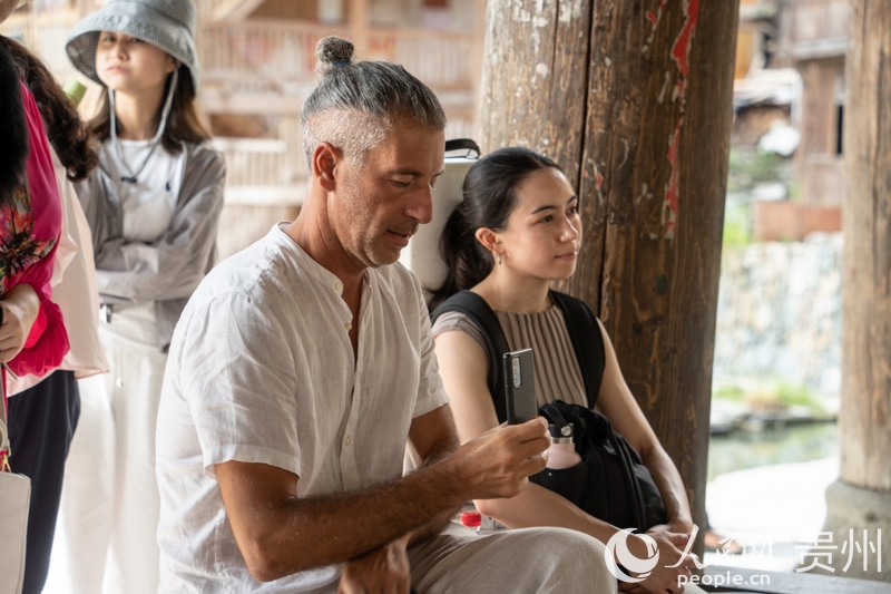 歐洲音樂家在堂安侗寨與當地音樂人交流。人民網 陽茜攝