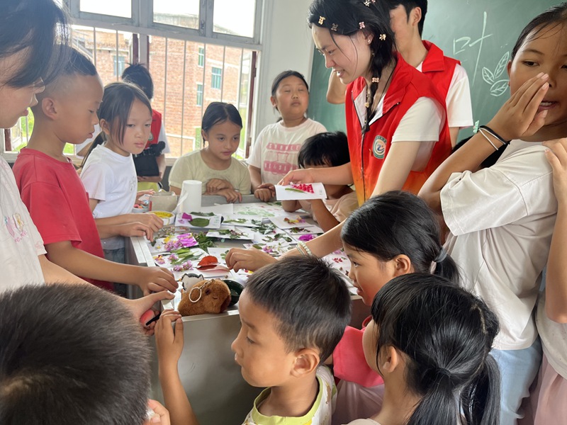 圖為“樹葉書簽”手工制作課堂。