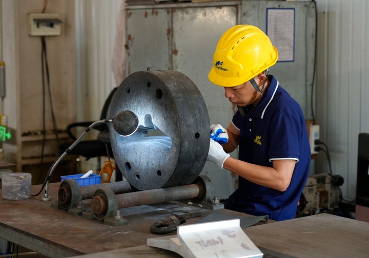 工人正在修理模具。陸勁松 攝.jpg