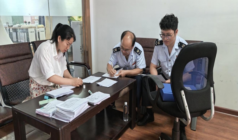 稅務干部現場辦公為企業處理涉稅業務。