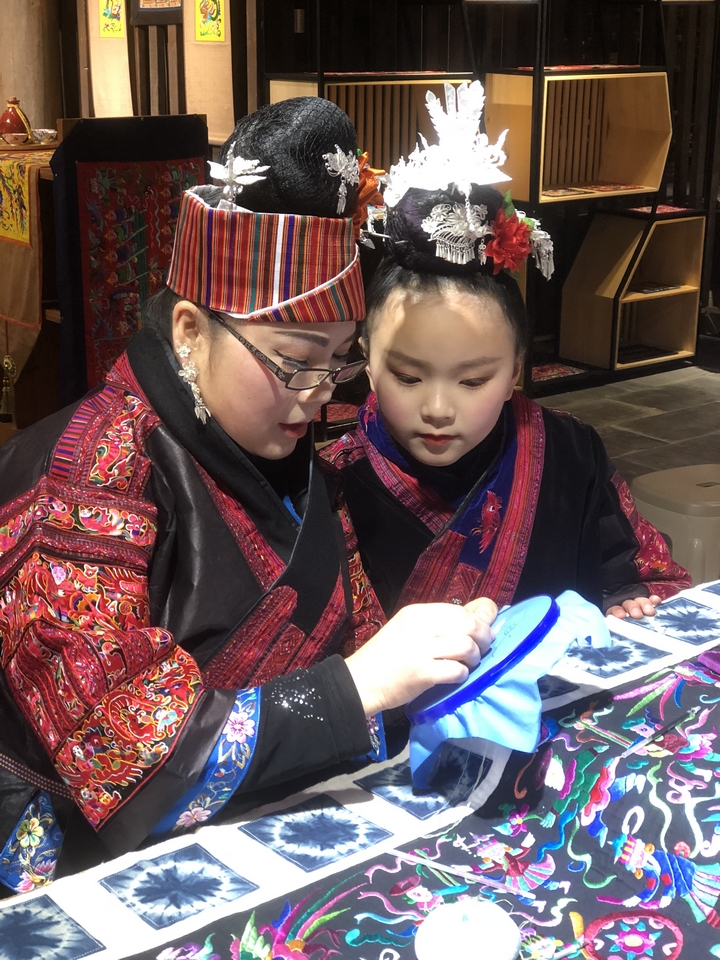 石柳莎細心的教授刺繡 .jpg