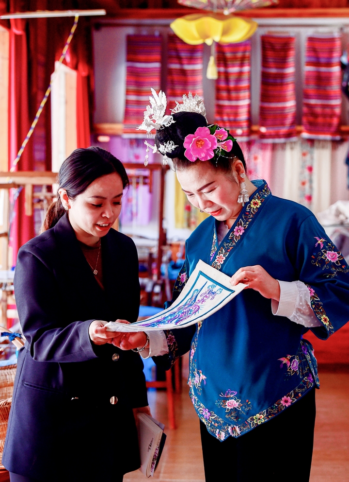 石柳莎給記者在展示刺繡技藝  李歆 攝 .jpg