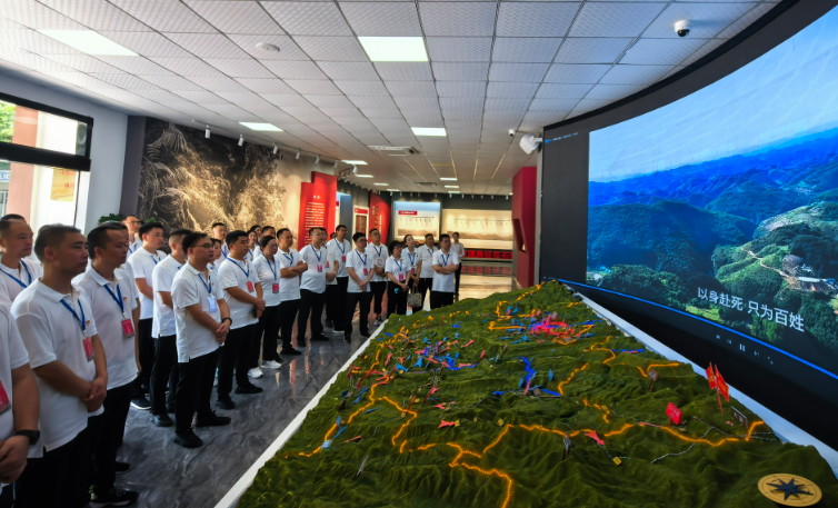 觀看紀實片《豐碑永駐·浩氣長存》。