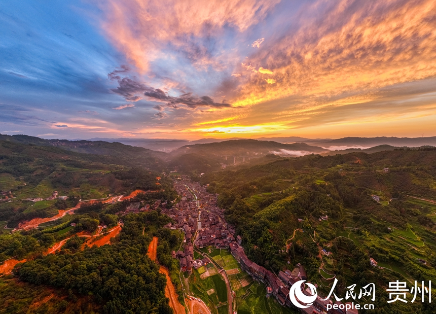 肇興侗寨的夕陽余暉。人民網 陽茜攝