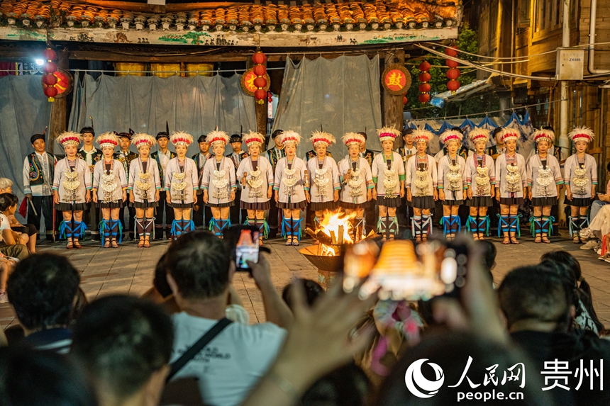 鼓樓前的侗寨民俗表演。人民網 陽茜攝