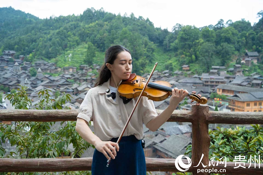 來自歐洲的音樂人在侗寨高處拉小提琴。人民網 陽茜攝
