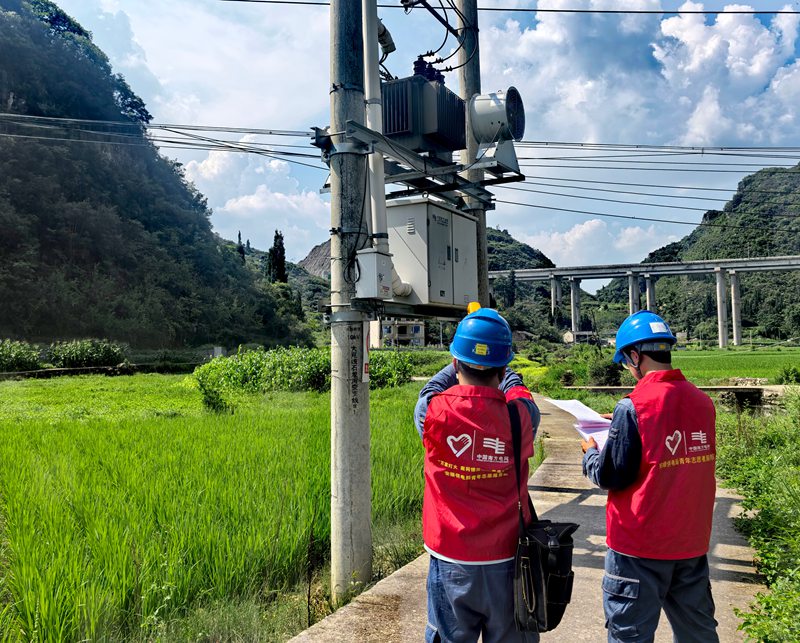 高溫下安順市郊供電局青年突擊隊開展測溫巡視工作。
