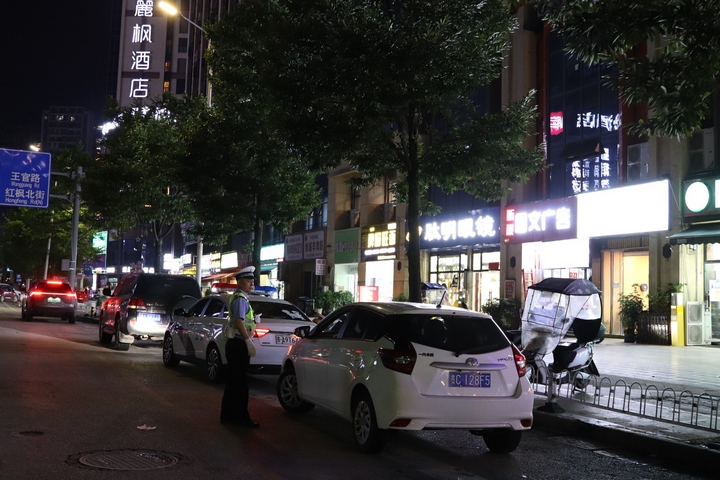 交警引導市民在路邊臨時停車位停車。張弘揚 攝.jpg