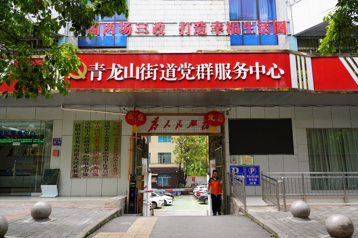 節假日免費對外停車的單位停車場之一。陸勁松 攝.jpg