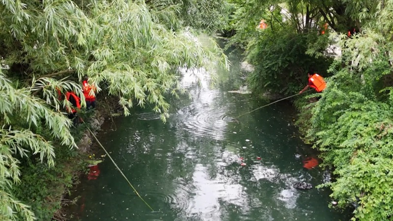 河道垃圾清理專項行動。