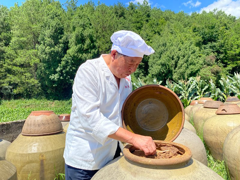 溫邦賢正在仔細查看醋醅成色。