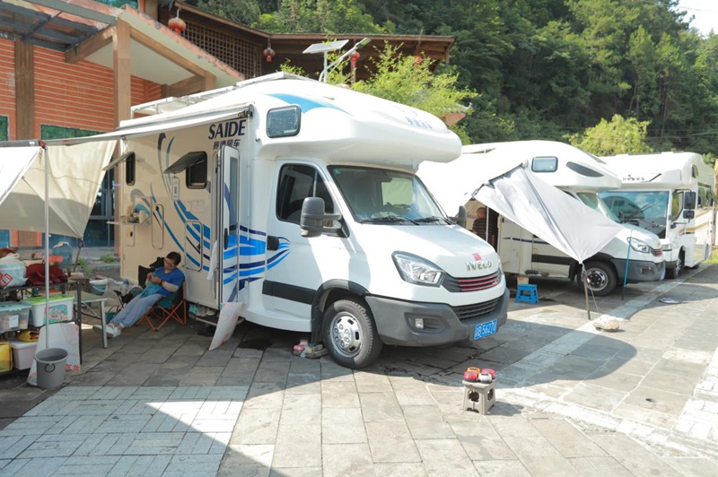 游客?？坑诙燃賲^內的房車。