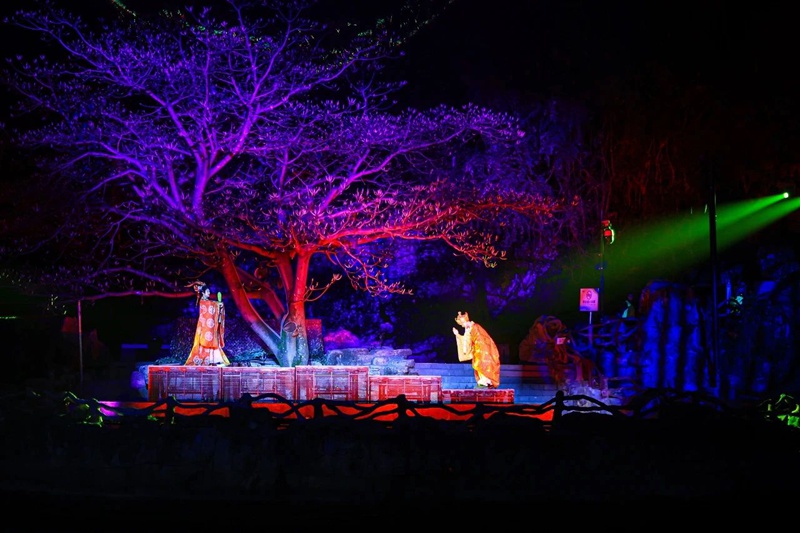 圖為瀑布自然景觀與燈光藝術新場景。