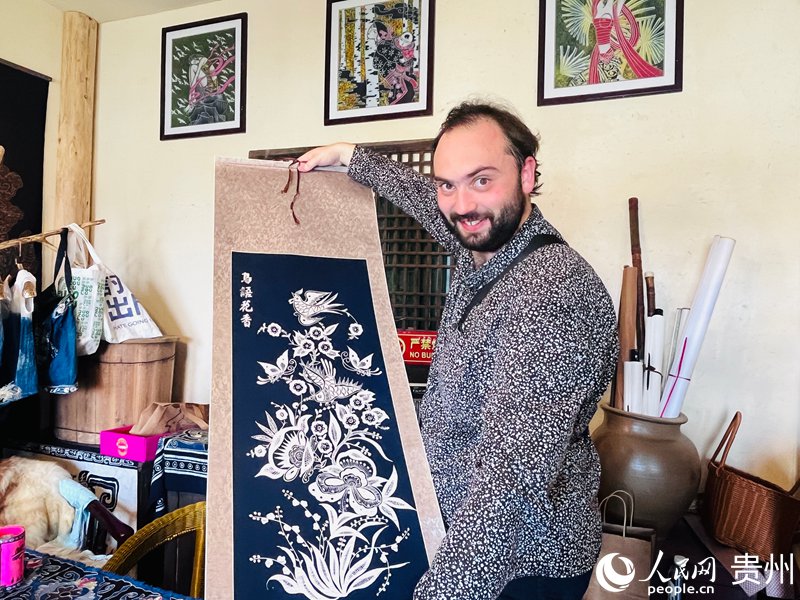 歐洲音樂人在“藍白小寨”挑選非遺文創。人民網 陳潔泉攝