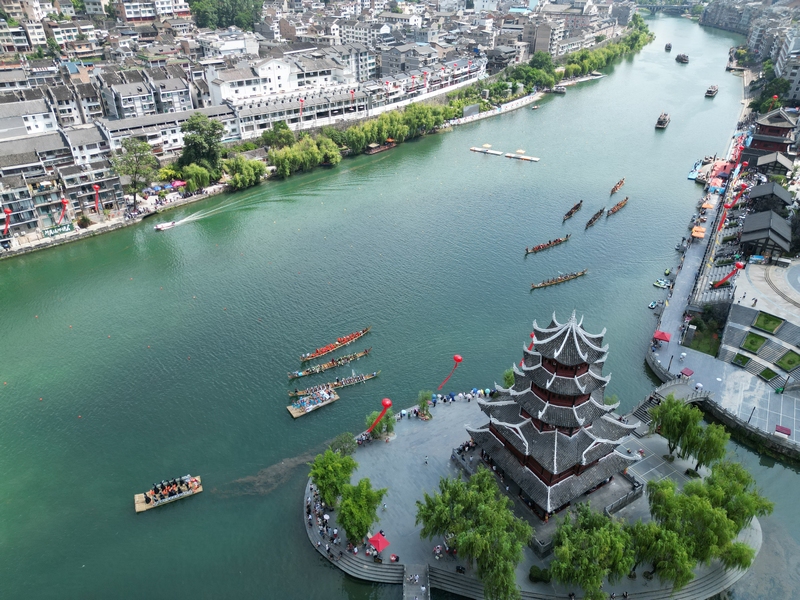 貴州省龍舟冠軍賽在鎮遠開幕。