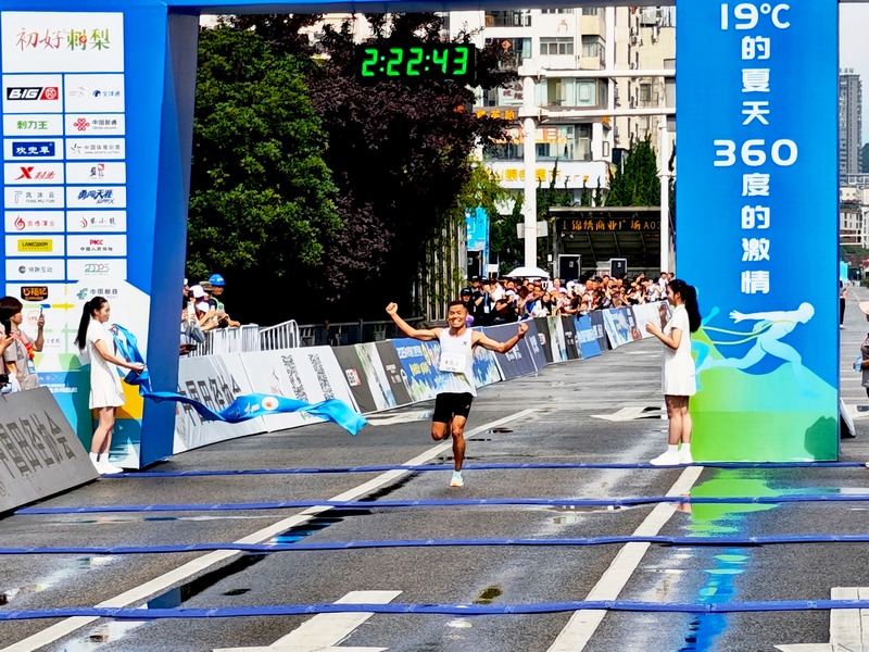 全程馬拉松賽事中，中國選手岑萬江率先沖破終點。羅飛燕攝.