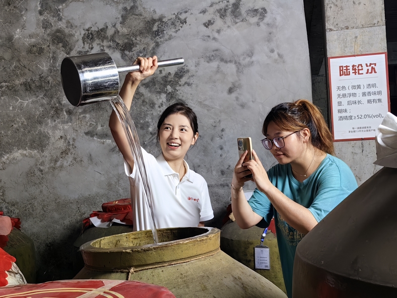 國恒酒業主播正在拍攝短視頻。