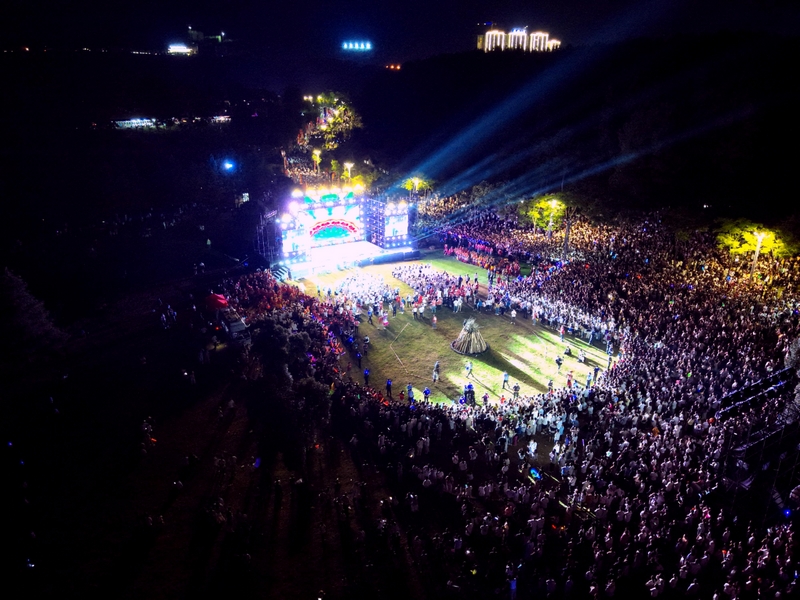 nEO_IMG_2025年七星關區火把狂歡暨避暑旅游季開幕 文藝展演精彩紛呈。饒以忠攝