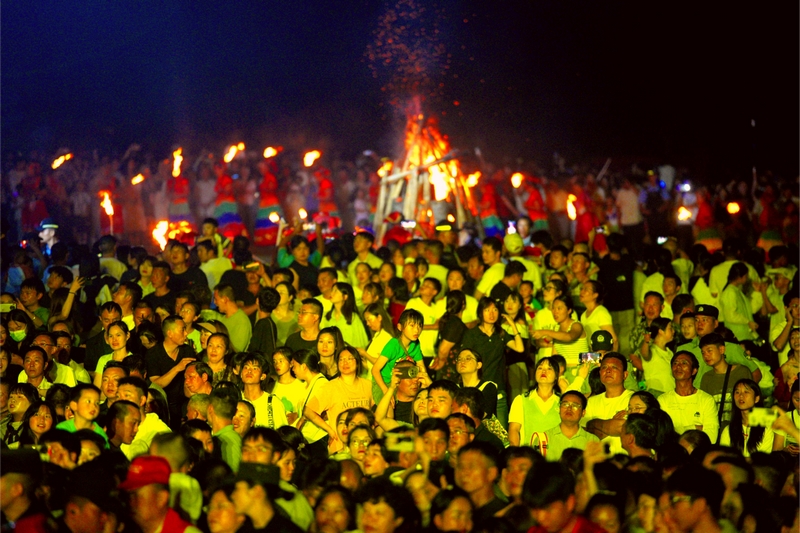 2025年七星關區火把狂歡暨避暑旅游季開幕式現場 市民正在觀看精彩節目。饒以忠攝