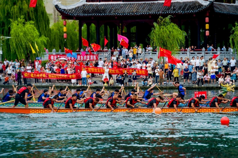 比賽現場，啦啦隊正在為隊員們吶喊加油。