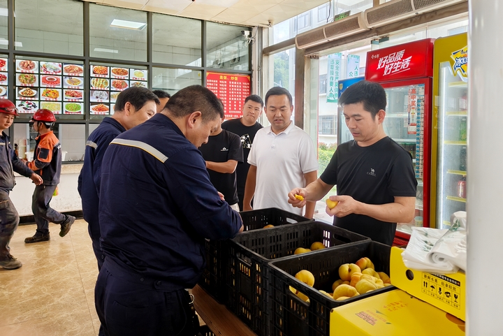 貴州華錦鋁業公司食堂內職工購買新鮮的蟠桃。伍明莉攝