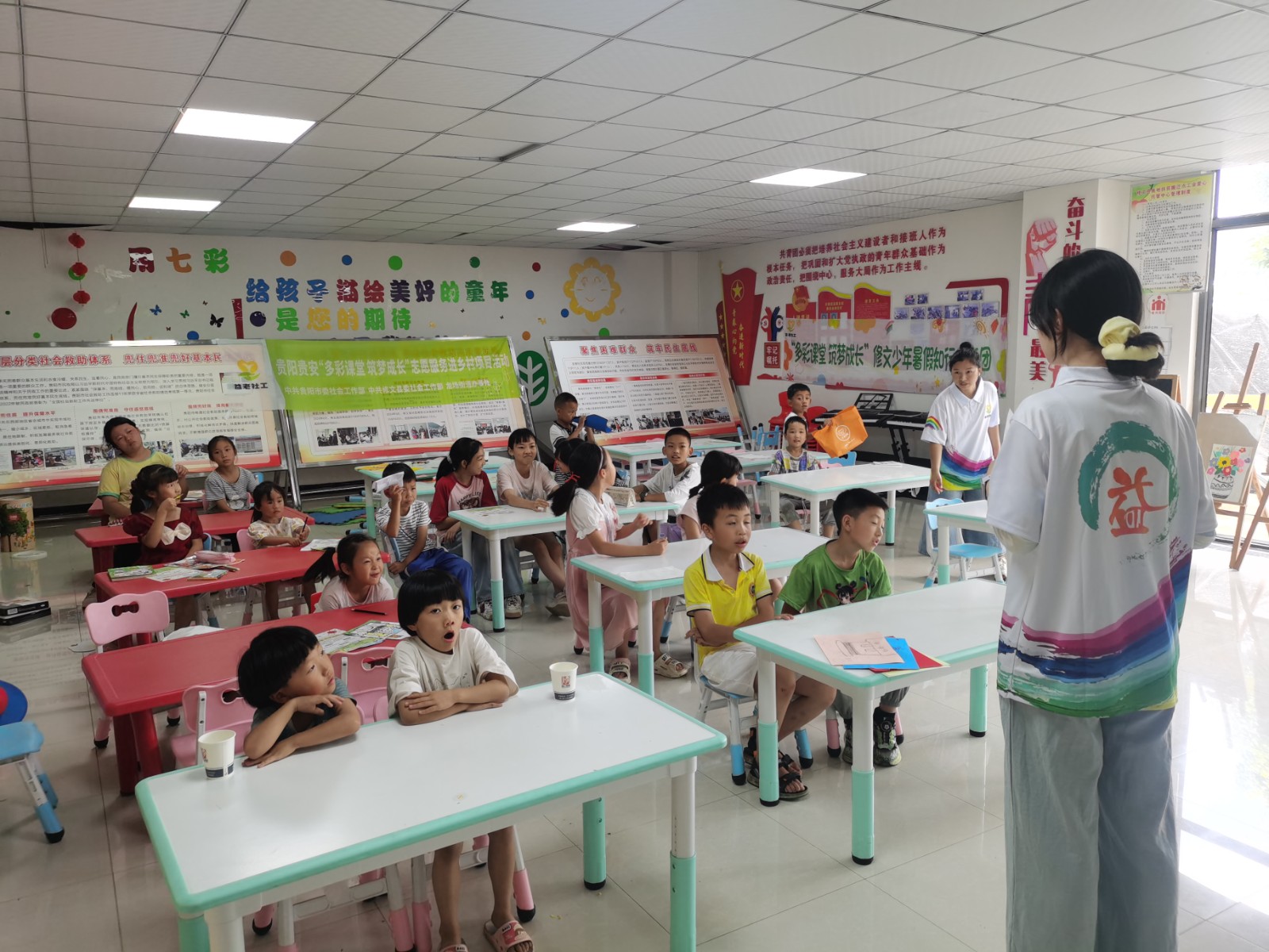 孩子們認真聽講。