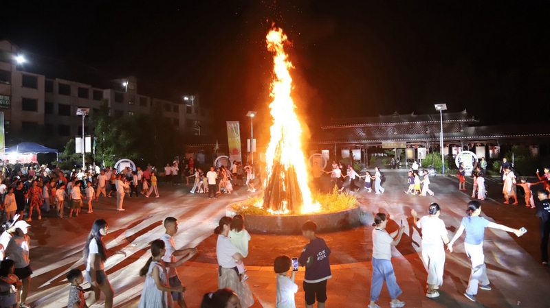 篝火晚會。吳竹彧攝