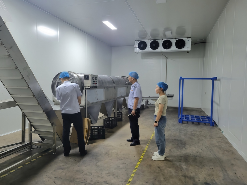 藍莓稅管家”團隊到貴州藍莓印象產業發展有限公司了解生產具體情況。劉盛琦攝