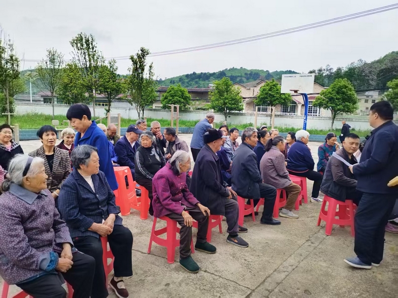 村民參與壩壩會。