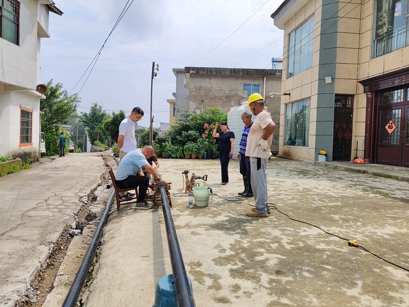 實施農村供水保障工程中。