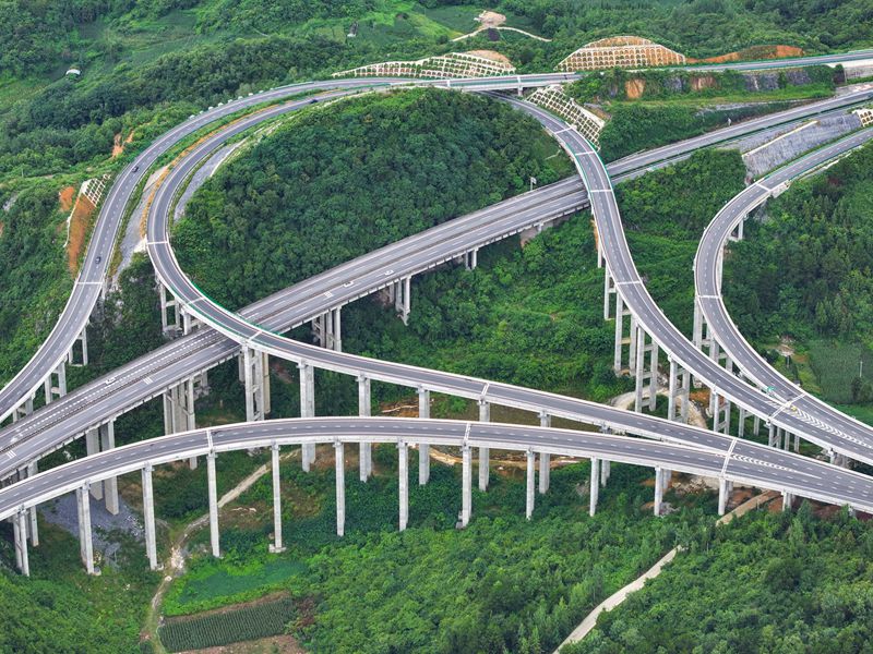 貴州省畢節市金沙縣境內，筑蓉高速公路與杭瑞高速公路穿越田園，壯美如畫，助推帶動沿線鄉村振興。